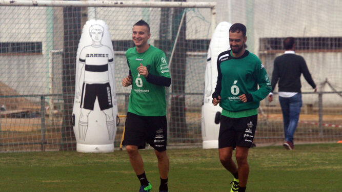 Deivid trota junto a Markovic durante un entrenamiento en la Ciudad Deportiva.