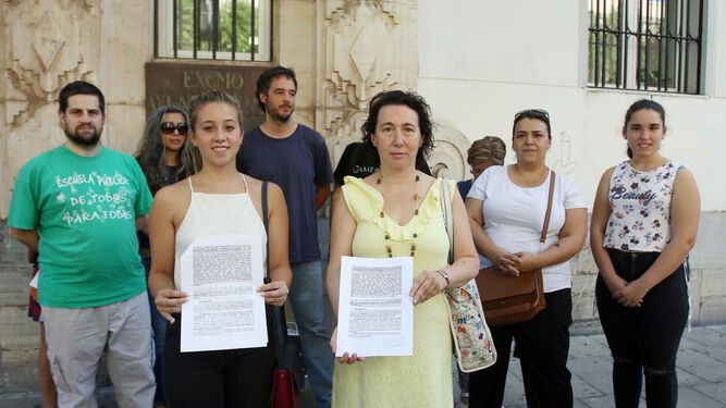 Representantes de Niños y niñas del sur muestran el escrito en el que exigen una reunión en el Parlamento de Andalucía.
