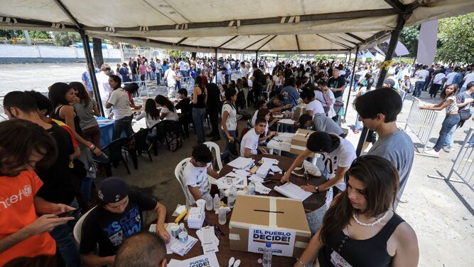 Ciudadanos venezolanos votan durante la consulta popular impulsada por los opositores del presidente Maduro, ayer en Caracas.