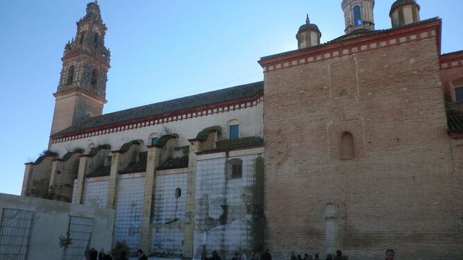 Un grupo de turistas en el casco histórico con la iglesia de la Asunción al fondo.