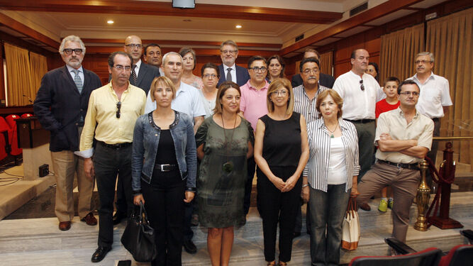 Foto de familia de la alcaldesa con los miembros del Consejo Social de Córdoba.