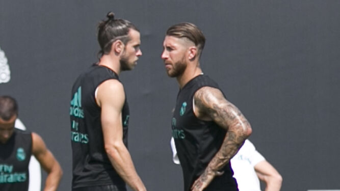 Sergio Ramos, junto a Bale, durante el entrenamiento del Real Madrid.