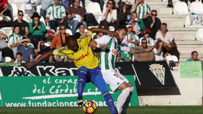 Edu Ramos pugna con Abdullah por un balón en el último CCF-Cádiz.