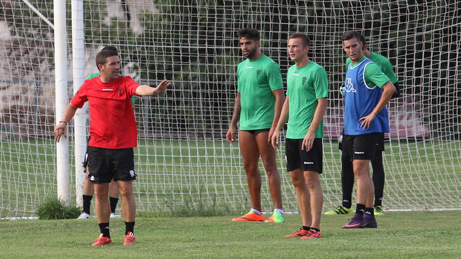 Luis Carrión da instrucciones en un entrenamiento junto a Jona, Markovic y Sergi Guardiola.