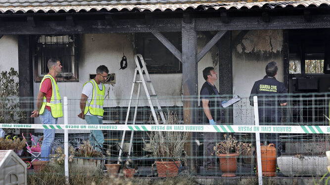 La Guardia Civil inspecciona la casa incendiada