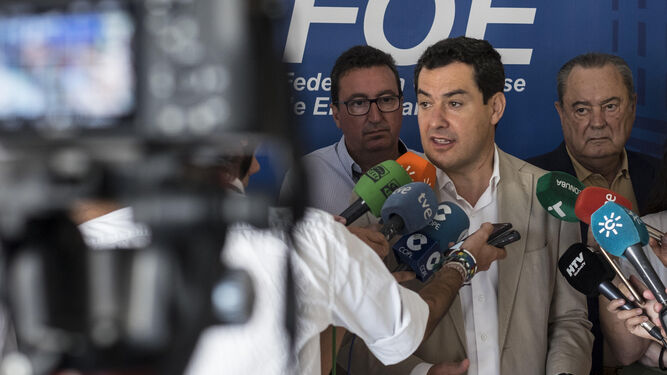 El presidente del PP-A, Juanma Moreno, atiende a los medios ayer en un acto en Huelva.