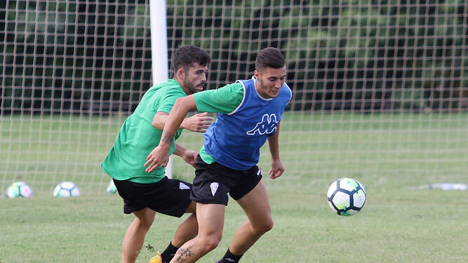 Sergi Guardiola controla un balón ante Caro, durante un entrenamiento.