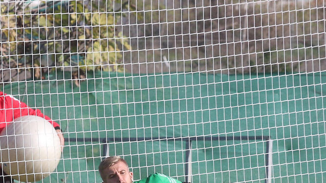 Pawel Kieszek pone un balón en juego con la mano durante un entrenamiento del pasado curso.