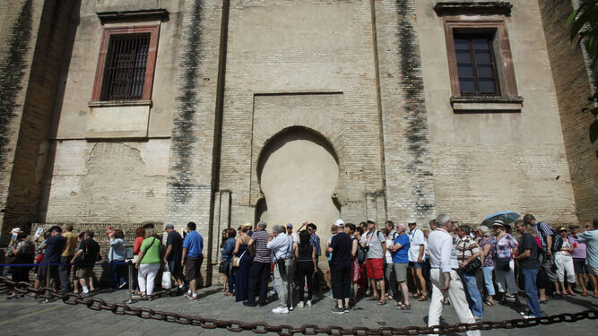 Turistas hacen cola para visitar la Catedral de Sevilla