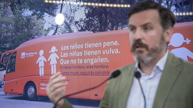 El presidente de Hazte Oir, Ignacio Arsuaga, presenta la segunda etapa del autobús homófobo.