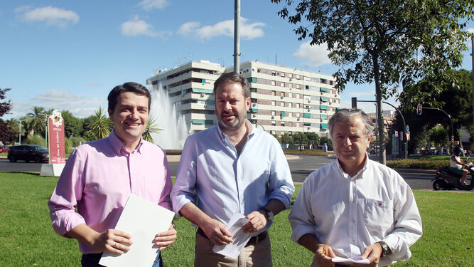 Adolfo Molina, en el centro, junto a José María Bellido (izquierda) y Salvador Fuentes.