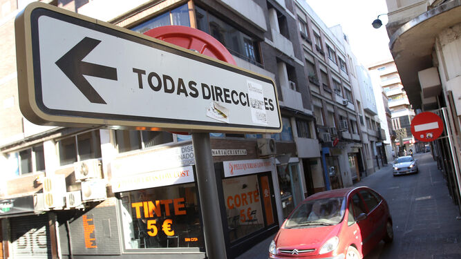 Vehículos atraviesan la calle María Cristina, en la zona centro de la capital