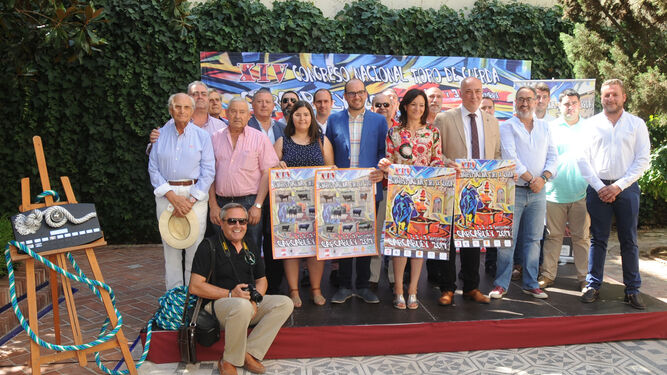 Dirigentes instituciones y miembros de la Federación del Toro de Cuerda, ayer en la Diputación.