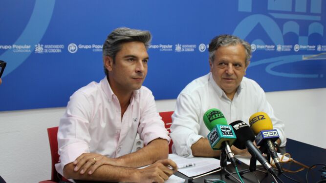 Andrés Lorite y Salvador Fuentes, ayer, en el grupo municipal popular.
