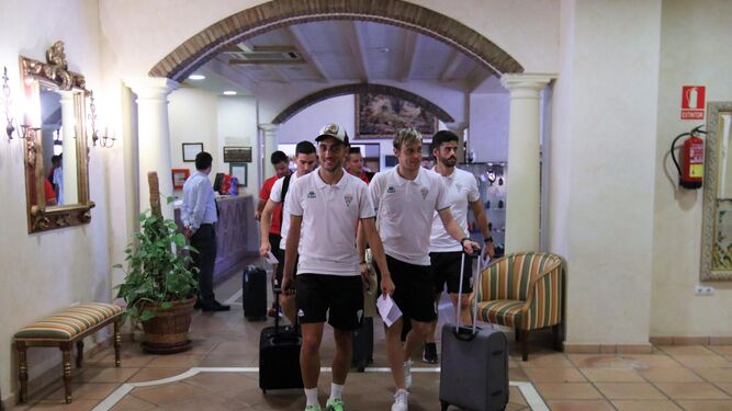 Sergio Aguza, junto a Javi Lara y Caro, entran en el hotel de concentración del Córdoba en Benahavís.