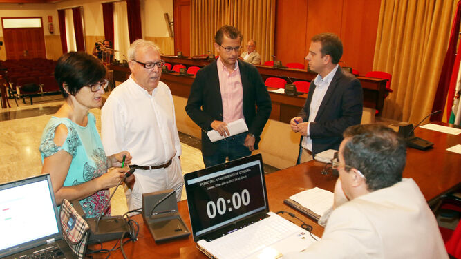 Amparo Pernichi, Emilio Aumente, David Dorado y Rafael Serrano hablan con el secretario del Pleno.
