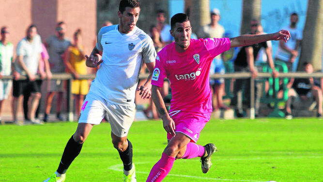 Sergi Guardiola intenta controlar el balón ante la presión de un jugador del Almería, en el amistoso de ayer en Benahavís.