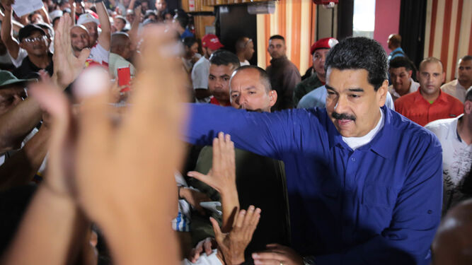 Maduro arropado por cientos de venezolanos en un acto público en Caracas