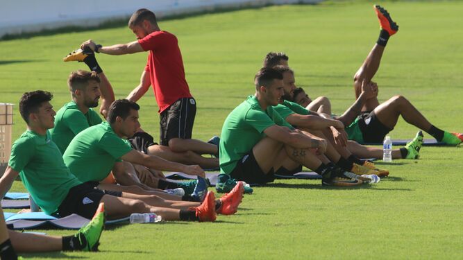 Los jugadores con más minutos ante el Almería, ayer estirando.