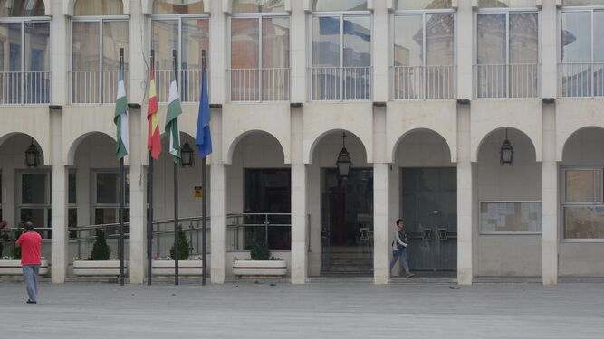Acceso al Ayuntamiento de Lucena.