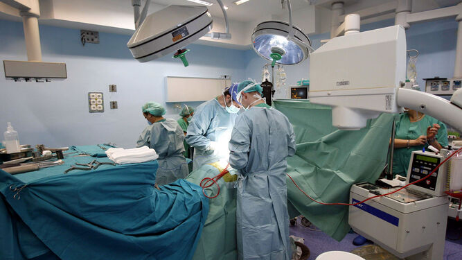 Sanitarios se preparan para una operación en el Reina Sofía
