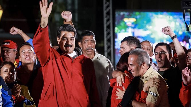 El presidente venezolano, Nicolás Maduro, celebra el triunfo en los comicios en la plaza Bolívar de Caracas.