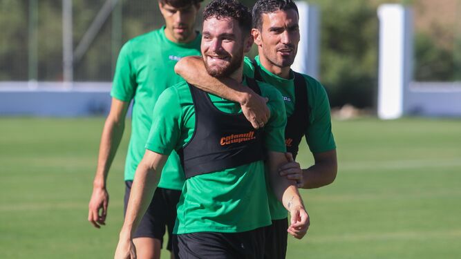 Javi Galán y Alejandro Alfaro bromean durante el entrenamiento de ayer en Benahavís.