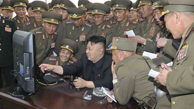 Kim Jong-un  bromea ante un ordenador con miembros del Ejército norcoreano.