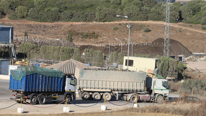 Dos camiones ayer, en la entrada del vertedero de Miramundo, en Medina Sidonia.