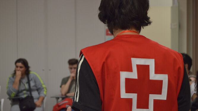 Un trabajador de Cruz Roja habla con los integrantes del proyecto contra la exclusión laboral