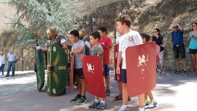 Unos niños participan en un taller para convertirse en legionarios.