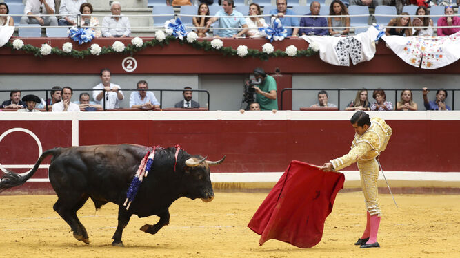 Joselito Adame, citando a uno de los toros del encierro de El Parralejo, ayer, en San Sebastián.