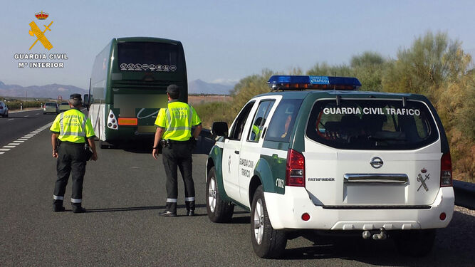 El autobús tras ser detenido por la Guardia Civil.