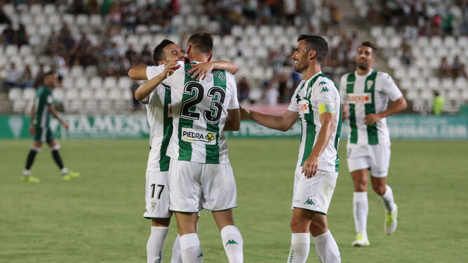 Markovic abraza a Fernández en la celebración del gol ante el Betis, con Alfaro a su derecha.
