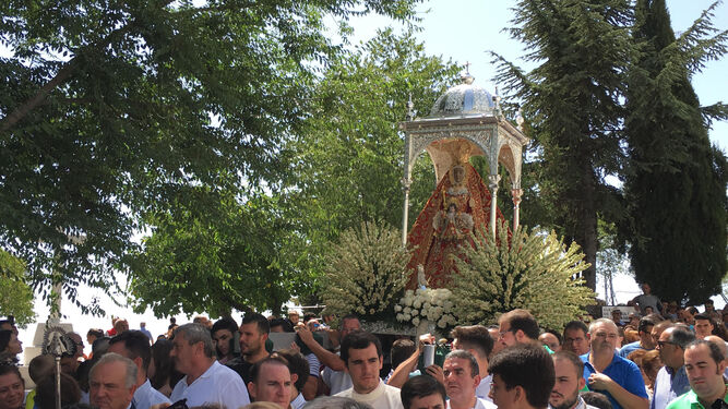 La Virgen de la Sierra, junto a su santuario.