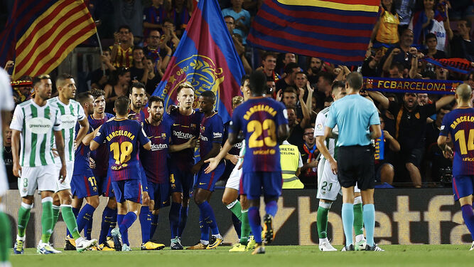 Los jugadores del Barcelona celebran el primer tanto.