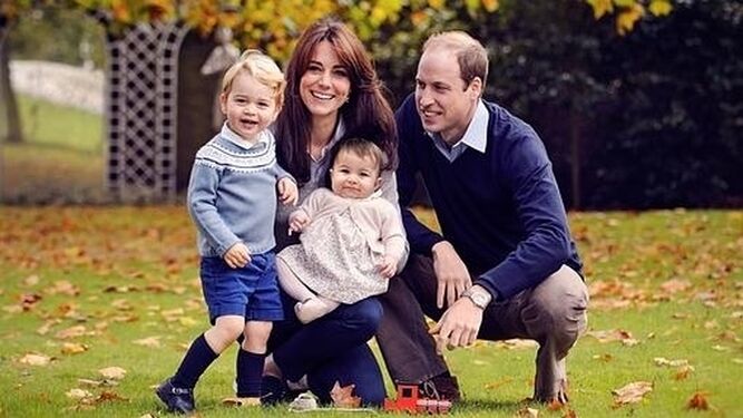 Los duques de Cambridge, con sus hijos.
