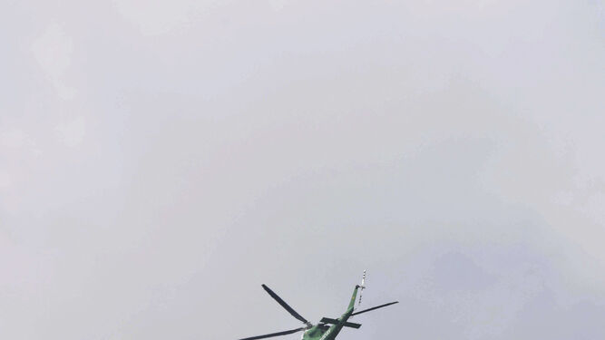 Un helicóptero en el incendio que se registró el domingo en Benahavís.