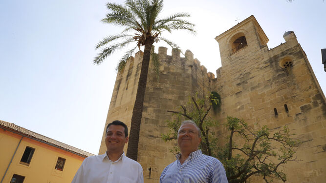 José María Bellido y Juan Miguel Moreno Calderón, a las puertas del Alcázar de los Reyes Cristianos.