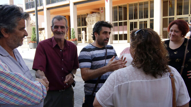 Rafael del Castillo conversa con un grupo de personas a las puertas del Ayuntamiento tras su dimisión.