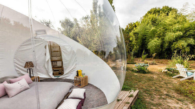 El interior del original alojamiento con forma de burbuja situado en Francia.