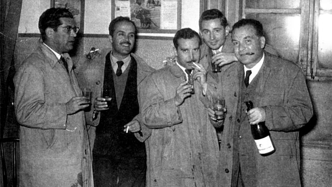 Miguel del Moral, segundo por la izquierda, con García Baena, Molina, José de Miguel y Bernier en una célebre fotografía de Cántico.