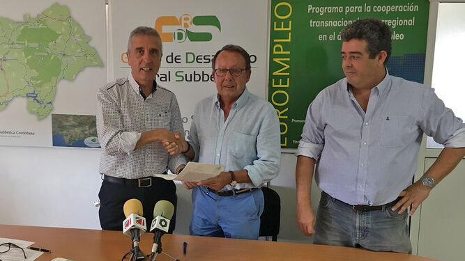 El presidente de la Mancomunidad, Juan Pérez, y el responsable del GDR, José Luis Bergillos, se estrechan la mano tras firmar el acuerdo.
