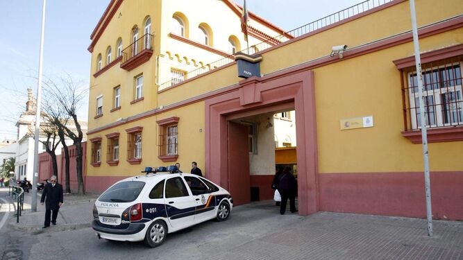 Un coche de la Policía Nacional accede a la comisaría de Campo Madre de Dios.