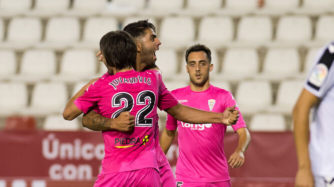 Jona y Jovanovic celebran el tercer gol del CCF en Albacete.