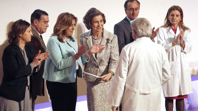 La Reina Sofía, junto a Susana Díaz, Isabel Ambrosio y otras representantes públicos en un acto del hospital.