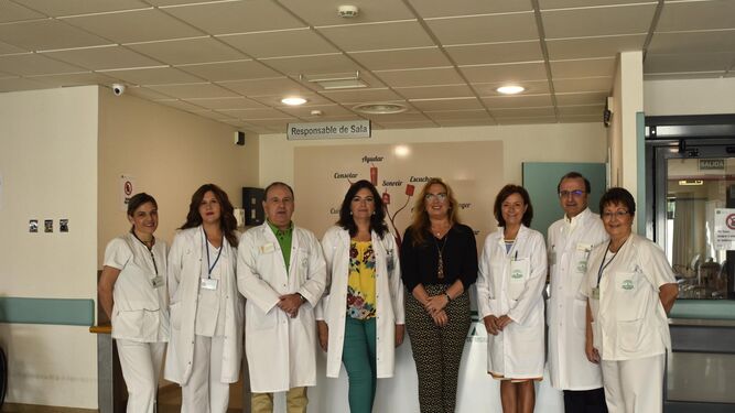 La delegada de Salud, María Ángeles Luna, con profesionales del Reina Sofía en Urgencias.