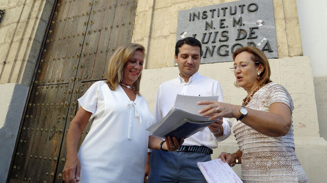 María Luisa Arcas, José María Bellido y Laura Ruiz, a las puertas del instituto Góngora.