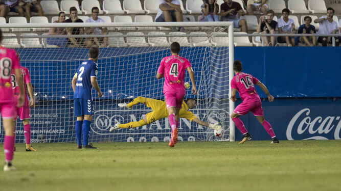 Sergi Guardiola anota el 0-1 desde el punto de penalti pese a la estirada de Torgnascioli y ante la mirada del albiazul Pina y su compañero Álex Vallejo.