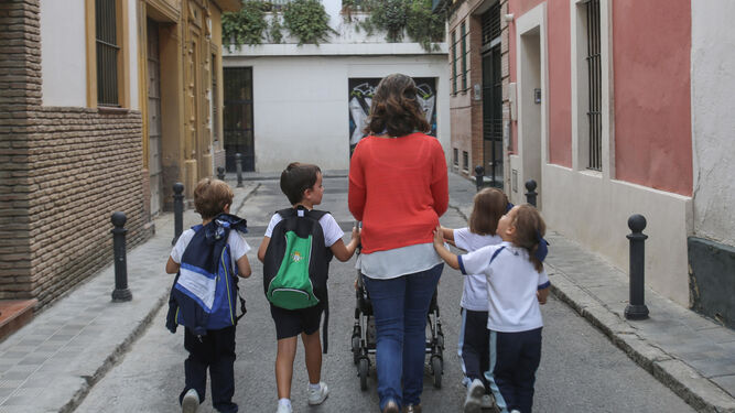 Una familia numerosa, paseando  por una calle de Sevilla